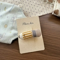 Detalle de una pinza para el cabello de tela hecha a mano con forma de lápiz y bordado - Pinza de Pelo Lápiz Lindo