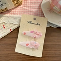 Détail de barrettes en tissu rose avec motifs de cœurs et nœuds en organza - Style Nœud en Maille Larme
