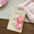 Dettaglio di fermagli per capelli con fiori in chiffon rosa e pizzo su cartoncino - Coppia di Mollette per Capelli Fiori Rosa