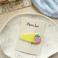 Detalle de pinza para el pelo de tela amarilla con fresa bordada en tarjeta de lona - Fresa / Pinza de Pelo de Fresa Amarilla