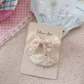 Nahaufnahme von cremefarbenen Spitzen-Schleifen-Haarspangen-Set mit Blumenstickerei - Schleife Spitze Und Oval Stil
