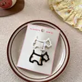 Détail de barrettes mignonnes en forme de Terrier écossais noir et blanc sur carte - Blanc + Noir