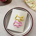 Primer plano de lindos clips para el cabello con forma de perro en amarillo y rosa - Amarillo+Rosa