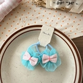 Détail de chouchous en tulle bleu clair avec nœuds roses sur carte blanche - Hortensia Bleu