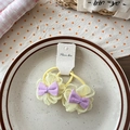 Détail de chouchous à nœuds en dentelle jaune et violette sur carte de présentation - Hortensia Jaune