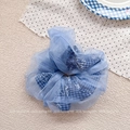 Détail du chouchou double couche bleu avec maille organza et motifs de lettres - Chouchou en Maille Bleue avec Lettres