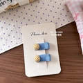 Detail von zwei blauen Haarklammern mit Fischgrätenmuster und gelben Karoknöpfen - Denim-Knopf