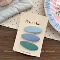Detailweergave van drie stoffen haarspelden op een kaart met Koreaans ontwerp - Blauwe Serie