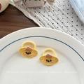 Dettaglio di elastici per capelli gialli ricamati a forma di cucciolo con visi carini - Stile Cane Giallo