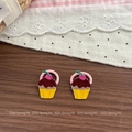 Dettaglio di elastici per capelli rosa con ricamo di cupcake su sfondo di legno scuro - Elastico Cupcake Giallo
