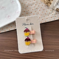 Dettaglio di due fermagli per bambini con ricamo a forma di cupcake e tessuto a quadretti - Fermaglio Cupcake Giallo