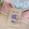 Détail de barrettes brodées chat violet et bouton sur une carte de présentation - Style Chat Violet avec Bouton (NK2062)