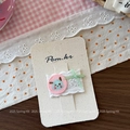Dettaglio del fermaglio per capelli con alce ricamato rosa, pizzo e fiocco verde - Fermaglio per Capelli Cucciolo Rosa