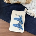 Detailansicht von zwei marineblauen gepunkteten Jeans-Haarspangen auf Karton - Denim Blau Punktiert Schleife Stil