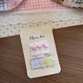 Dettaglio di fermagli per capelli in pizzo ricamato con fiocco rosa e margherita - Molletta per Capelli Pizzo Viola