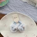 Détail d'un chouchou en forme de cœur en maille bleue avec broderie florale rose - Élastique Cheveux Cœur Bleu Floral / Lot de 2