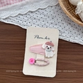 Dettaglio di due fermagli per capelli in tessuto rosa con ricamo a cucciolo - Set da 2 pezzi / Fermaglio per Capelli Cucciolo Rosa
