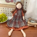 Handgefertigte Stoffpuppe in Vintage-Orange, florales Kleid mit braunen Zöpfen - Rot Gingham Stil