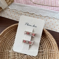 Dettaglio ravvicinato di fermagli per capelli ricamati a fiori con bordo in pizzo bianco - Fermaglio Ricamato Floreale Marrone