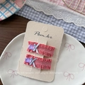 Détail de barrettes à carreaux rouges avec gemmes lavande et nœuds argentés - Pince à cheveux à carreaux rouge