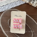 Nahaufnahme von handgemachten rosa karierten Stoff-Haarspangen mit Herz-Stickerei - Rosa Serie