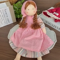 Handgefertigte Stoffpuppe mit rosa Schürze und Kopftuch, süßes Plüschtier - Rosa Kopftuch Stil