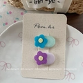 Dettaglio di dolci fermagli per capelli a fiore in tessuto ovale su scheda di presentazione - Design a Fiore (NK2152) / Fermaglio per Capelli Floreale Blu e Viola