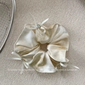 Dettaglio dell'elastico in raso di seta con motivo a inchiostro e piccoli fiocchi con cristalli - Scrunchie a farfalla bianco