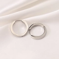 Créoles en acier inoxydable argenté poli pour hommes et femmes sur fond de soie blanche - Créole Ronde / 1 Pièce (4*16mm) / Acier