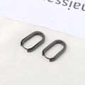 Boucles d'oreilles ovales noires mates en acier inoxydable de forme U pour hommes et femmes - M / 1 Pièce / Noir