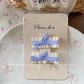 Dettaglio di dolci fermagli per capelli ricamati con fiocchi a righe blu per bambine - Stile con Fiocco a Righe Blu / Fermaglio con Fiocco Blu