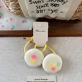 Élastiques à cheveux faits main avec boutons imprimés colorés dans un plateau en bois - Chouchou en Tissu Rond
