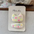 Détail de barrettes en tissu avec motifs de cœurs colorés et un nœud rose sur carte - Pince à Cheveux Imprimé Chat