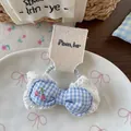 Détail d'un nœud à cheveux à carreaux bleus avec dentelle et broderie cerise - Chouchou à Nœud Plaid