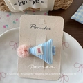 Dettaglio della molletta a cappellino con strisce blu e pompon in tulle rosa - Molletta per Capelli Cappello a Righe