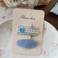 Détails de barrettes à cheveux fleurs bleues avec broderie et dentelle sur carte - Barrette Bouton en Dentelle
