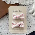 Détail de barrettes à pois rouges avec bords en dentelle blanche délicate pour filles - Barrette à Nœud à Pois