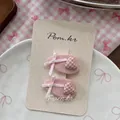 Detalle de pinzas de tela rosa con corazón de cuadros y lazos en tarjeta de cartón - Pinza para el Pelo Gota Cuadros Corazón