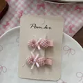 Detalle de pinzas de pelo corazón a cuadros rosa con lazo y perlas en cartón - Pinza para el Pelo Recta Cuadros Corazón
