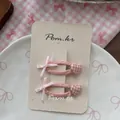Detalle de pinzas para el pelo con lazo rosa y perlas en tarjeta de soporte - Pinza para el Pelo Ovalada Lazo Corazón