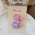 Detalle de pinzas para el pelo con botones rosa y morado, tela a cuadros y lazos de cinta - Rosa + Púrpura