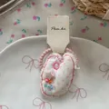 Dettaglio dell'elastico per capelli a cuore in tessuto a pois rosa con perline decorative - Elastico Coniglio Pois Rosa
