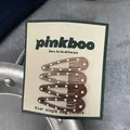 Dettaglio di quattro fermagli per capelli a goccia con pois marroni su carta - Pois Caffellatte