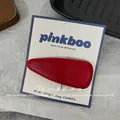 Gros plan d'une pince à cheveux en cuir rouge foncé présentée sur une carte pinkboo - Rouge Mat