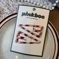 Zweiteiliges Set rote Gingham-Haarspangen in Dreiecksform auf einer Schmuckkarte - Klassischer Karo-Stil / Rot
