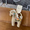 Détail de la pince à cheveux en tissu faite main en forme de poney avec broderie - Élastique à Cheveux Cheval Brodé Beige