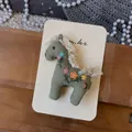 Dettaglio del fermaglio per capelli pony fatto a mano verde oliva con ricami - Fermaglio per Capelli Cavallo Ricamato Verde