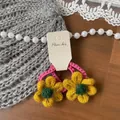 Dettaglio di elastici per capelli a fiore giallo fatti a mano su cartoncino crema - Elastico per Capelli Giallo