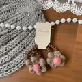 Dettaglio delle mollette per capelli a forma di fiori fatte a mano all'uncinetto - Elastico Per Capelli Grigio