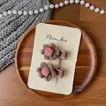 Détail de pinces à cheveux fleurs tricotées à la main avec pétales marrons et tissu - Barrette Gris